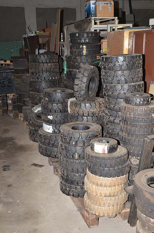 Sklad pneumatik pro vysokozdvižné vozíky